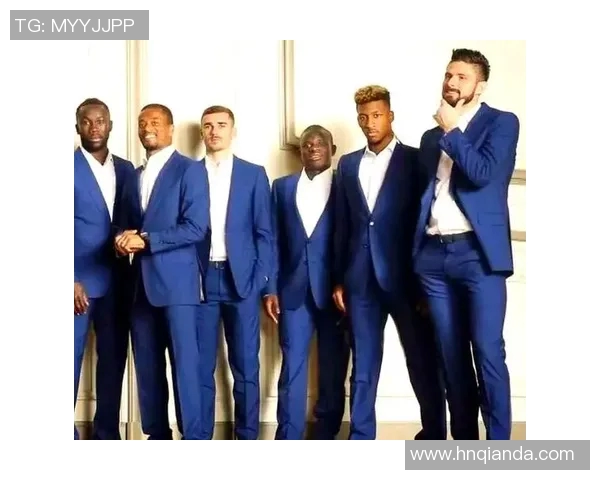 足球球星下大巴车瞬间时尚风采 俊朗西装尽显高贵气质